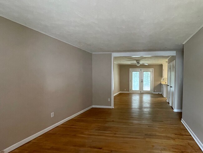 Front room - 6041 Elstree Pl