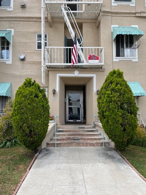 Building Photo - 859 N June St Unit 100
