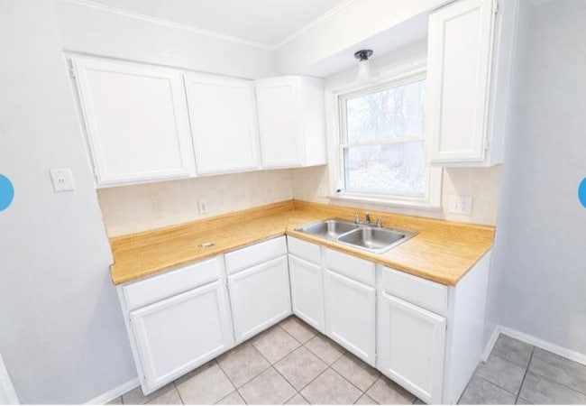 Photo - 18452 Shaftsbury Ave