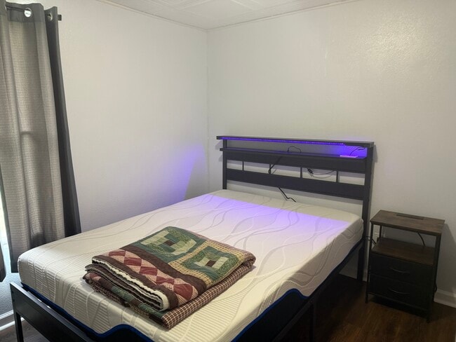 Room - 262 Wade Kelly Rd