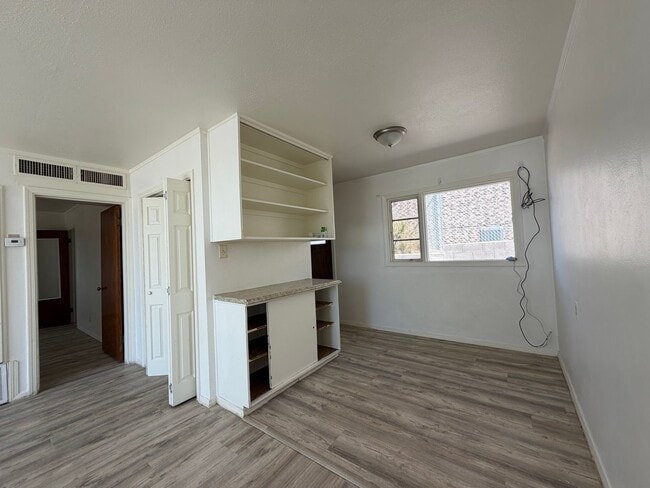 Photo - 609 W 11th St