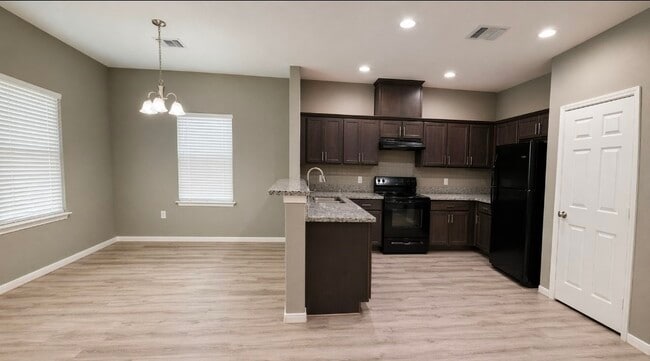 Photo - 305 E Waring St