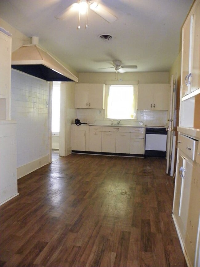 404 Stella St