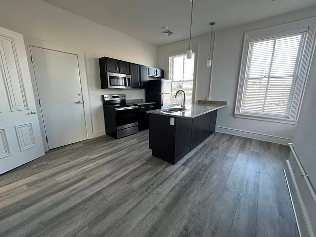 Photo - 325 W Market St Unidad Apt D
