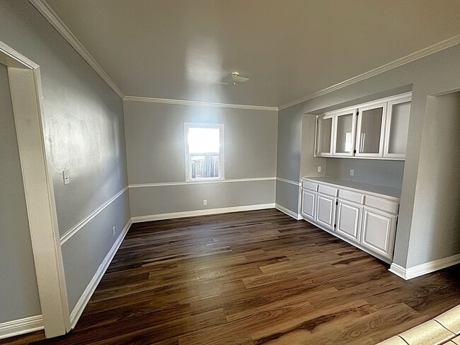 Photo - 8806 Haskell Ave