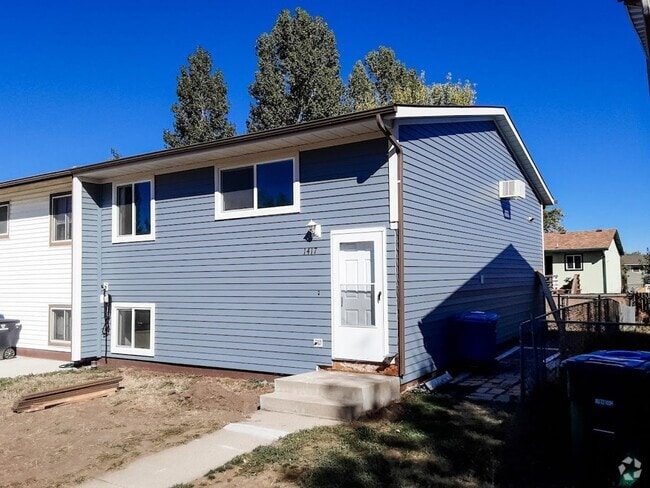 Building Photo - 4 Bed/ 2 Bath Townhome!
