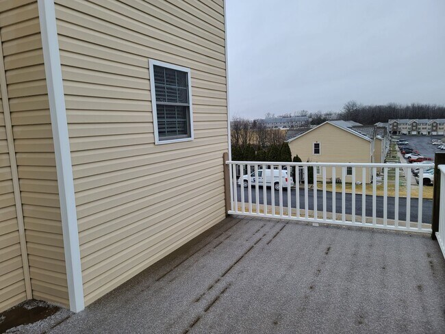 Photo - 3 Bedroom 2 1/2 bath end unit Townhome for...