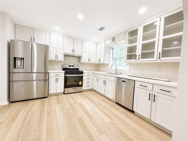Photo - 1400 Chalet Cir