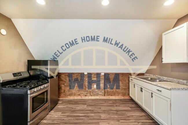 Building Photo - 2720 N Oakland Ave Unit B-3RD FLOOR