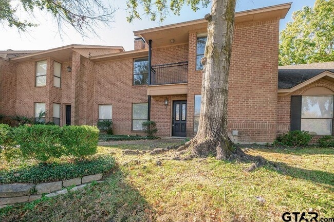 5821 Hollytree Dr