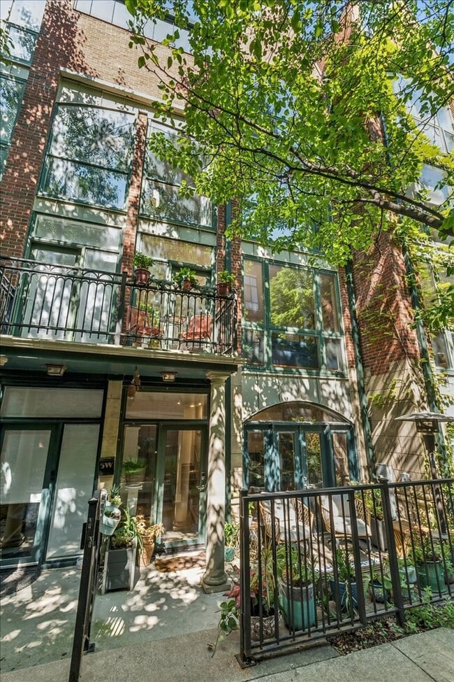 Building Photo - 26 E 14th Pl Unit 5W