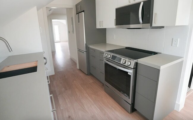 Photo - Updated top floor 1 bedroom In A Great Neighborhood!