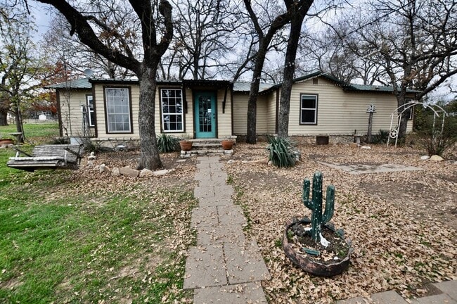 Building Photo - COMING SOON - FOR LEASE! Hard to Find Hors... Rental