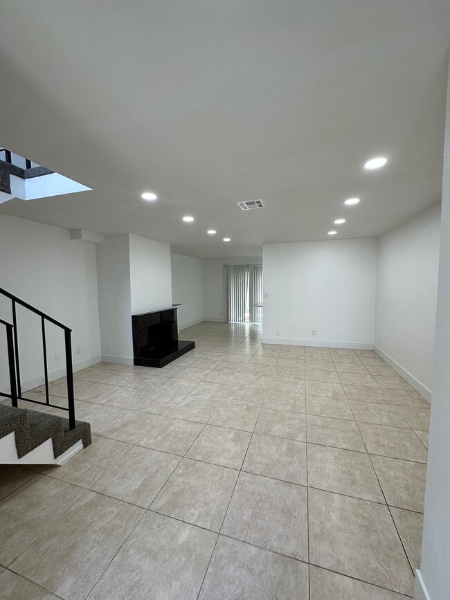 Building Photo - 11538 Riverside Dr Unit B Rental