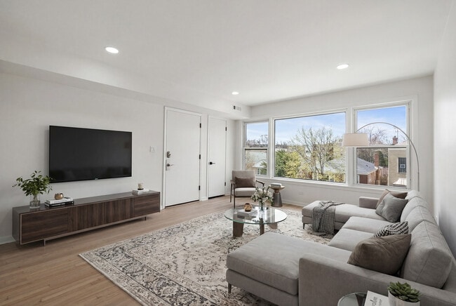 Photo - 5439 N Artesian Ave Unit 1