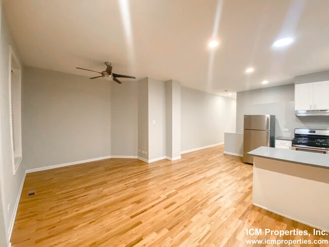 Photo - 2452 N Southport Ave Unit 2450