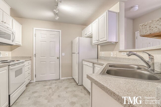 Photo - 2br/2ba single level condo with garage & W/D near Nike / Intel / St. Vincent Hospital Unit 101