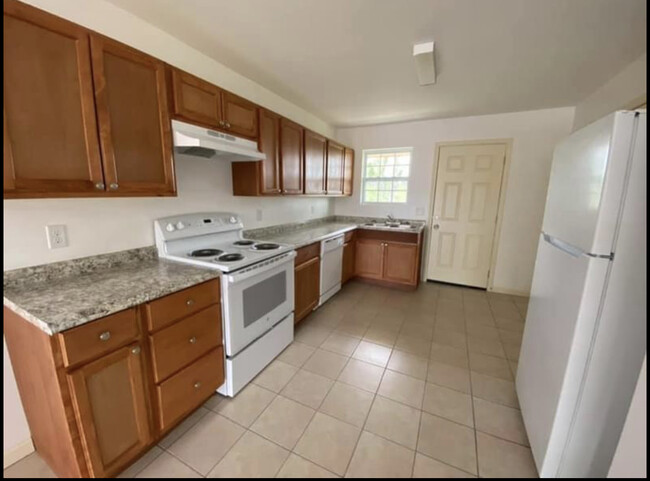 Building Photo - 3906 E 11th St Unit #B Rental