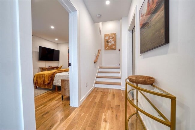 Photo - 829 Barnett St NE