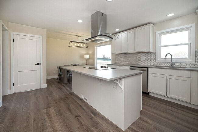 Photo - 1538 W 45th St