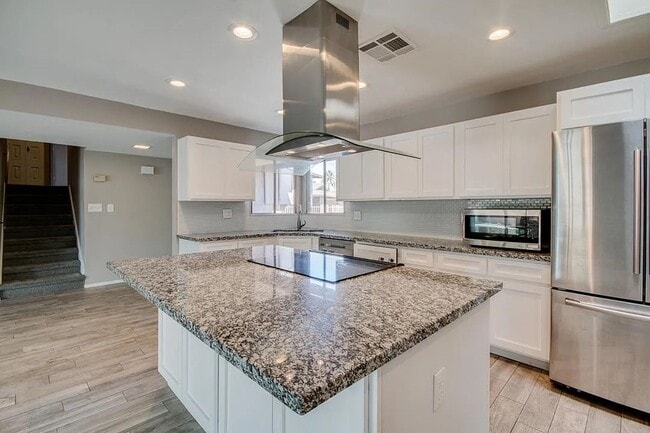 Photo - 6 Bedroom ASU house with pool and large yard