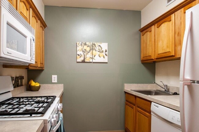 Lakewood Hills Apartments and Townhomes