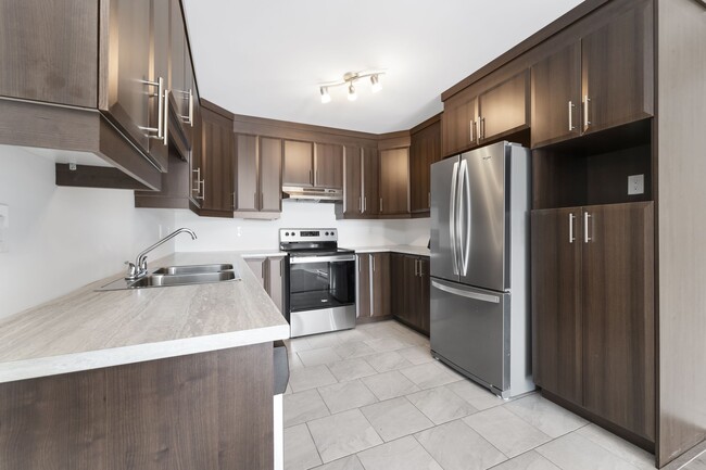 Building Photo - 229 de Amerique Francaise Boulevard Unit 6