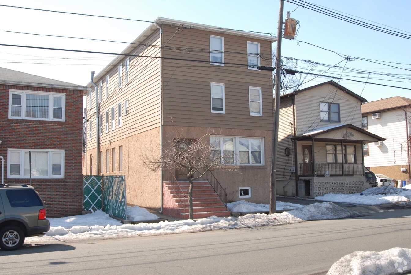 Photo - 398 Garibaldi Ave Apartments
