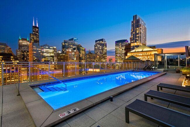 Building Photo - Env Chicago Rental