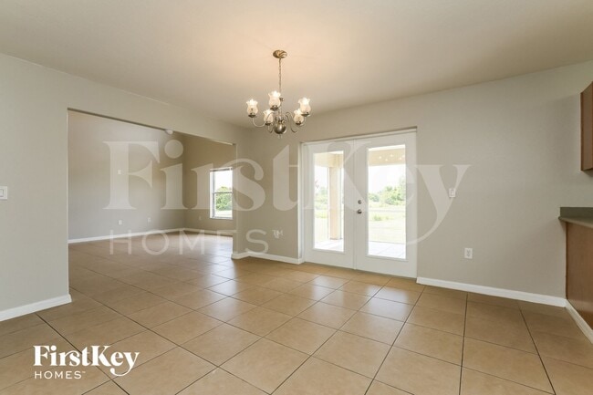 Photo - 618 Chavers St E