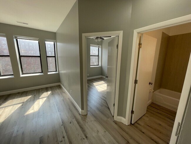 Photo - GORGEOUS 2/1 - RENOVATED! Stainless, Granite, In Unit W/D Unit Apt 28