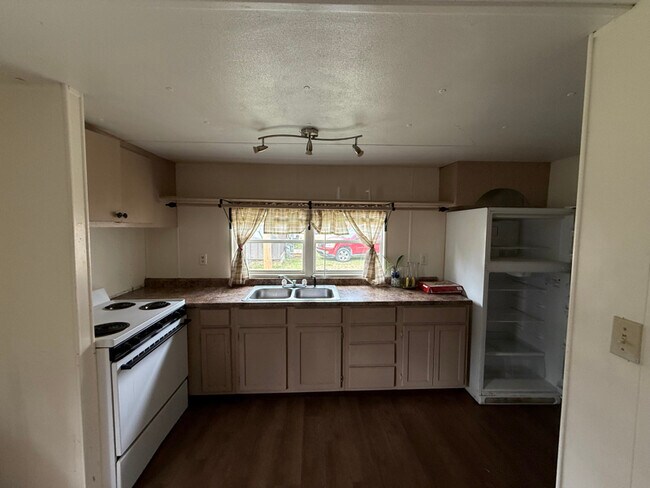 Photo - 2100 Roach St