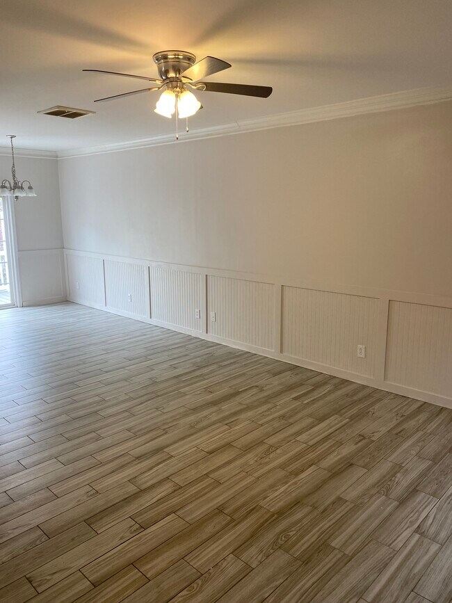 Photo - 1002 Enterprise Dr