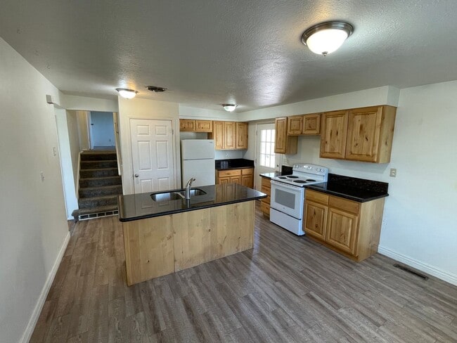 Beautiful 4-Bedroom Home in Desirable Holladay Neighborhood - Beautiful 4-Bedroom Home in Desirable Holladay Neighborhood