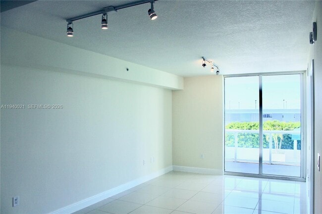 Photo - 1871 NW S River Dr Unidad 804