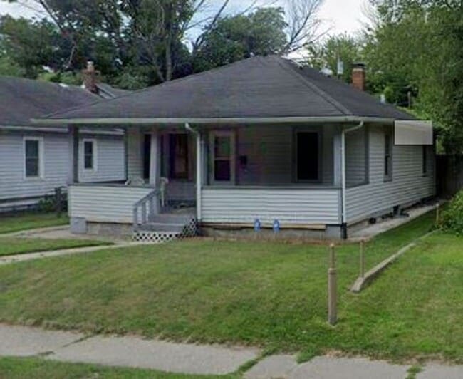 Building Photo - 2 Bedroom 1 bath with fenced in backyard $1200/mo