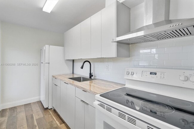 Building Photo - 1715 N 16th Ave Unit 304