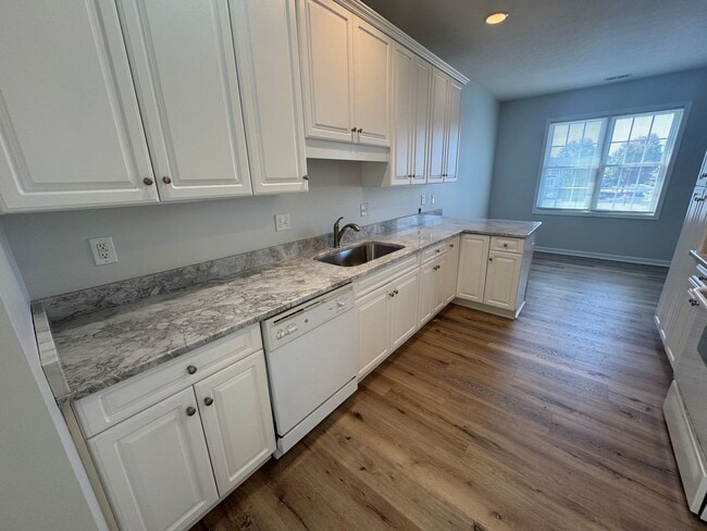 Photo - Brick End Unit Home in Taylor Springs NEW LVP FLOORING