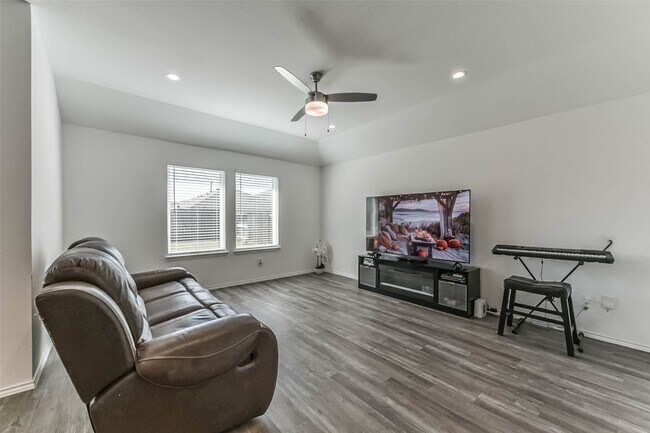 Photo - 712 Brazos Trl