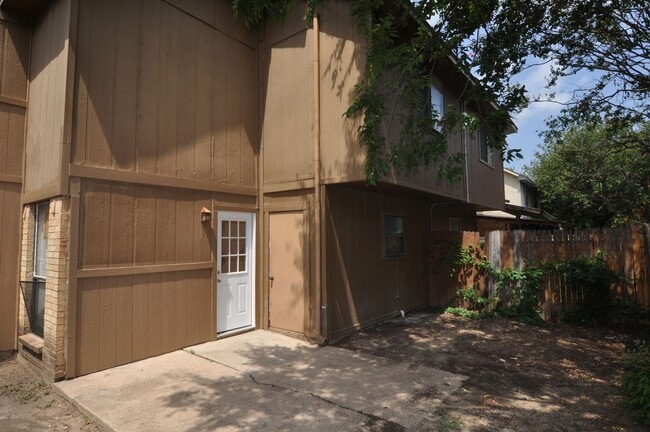 Building Photo - Spacious 4-Bedroom, 2-Bathroom Townhome in Grand Prairie!