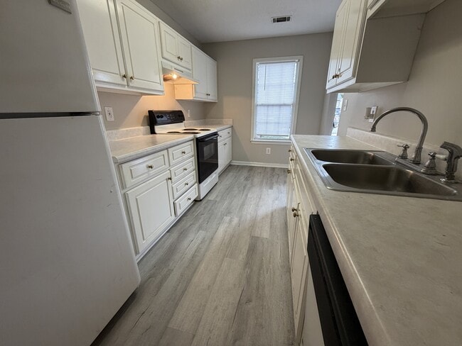 Photo - 220 Deer Hound Trail