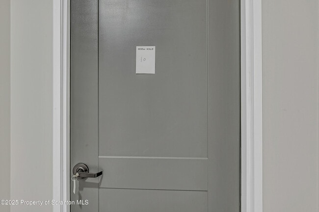 Building Photo - 215 Hickory St