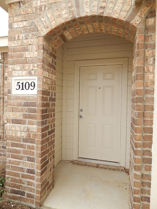 Stylish 4-Bedroom Home with Energy-Efficie... - Stylish 4-Bedroom Home with Energy-Efficie...