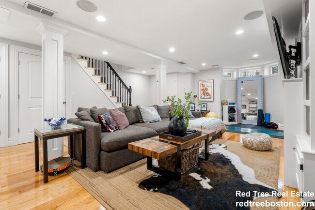 Photo - 687 E 6th St