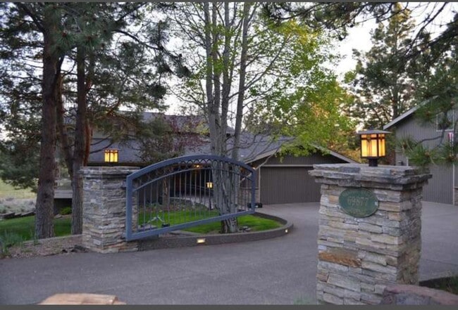 Building Photo - HUGE Dream Home bordering Indian Meadows P...