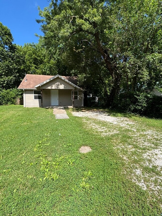 Cute 3 bedroom 1 bath home available now! - Cute 3 bedroom 1 bath home available now!