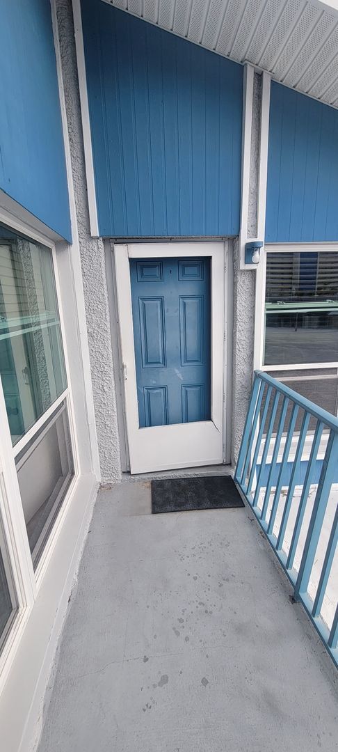 Building Photo - Furnished or Unfurnished 1 Bed Steps from Mad Beach Unit G