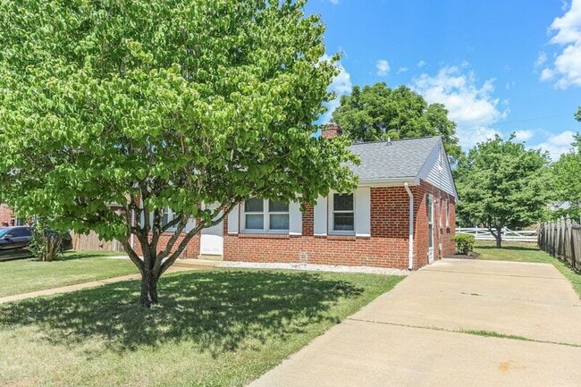 Photo - 603 Woodford St