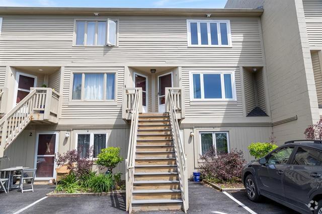 Stairway to Entrance - 337 College St Unit 9 Rental