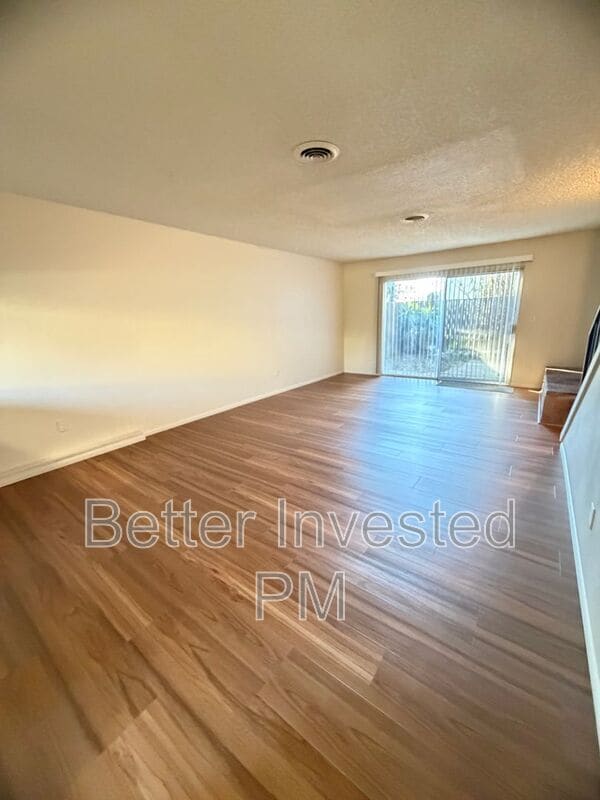 Photo - 966 Marlene St